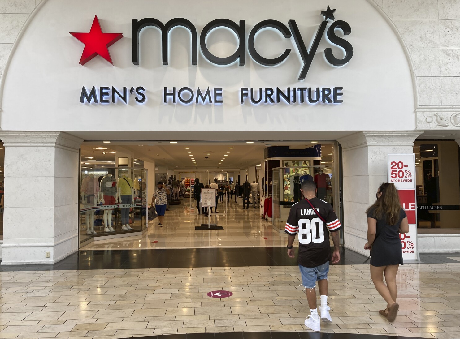 Macy s puts up strong third quarter numbers raises profit outlook
